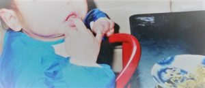 手づかみ食べ時の左手