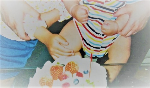 握り込んだ両手