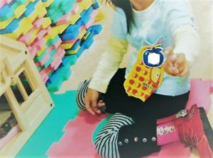 割り座ををする娘