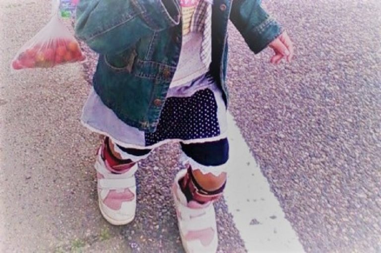 装具を付け登下校する娘