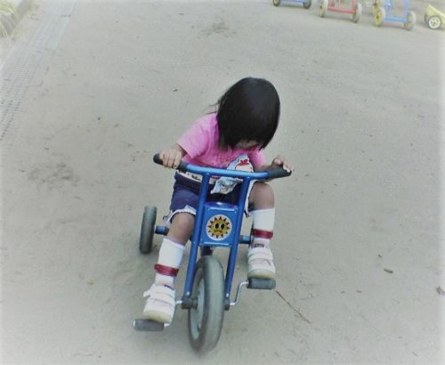 三輪車をこぐ脳性まひ児