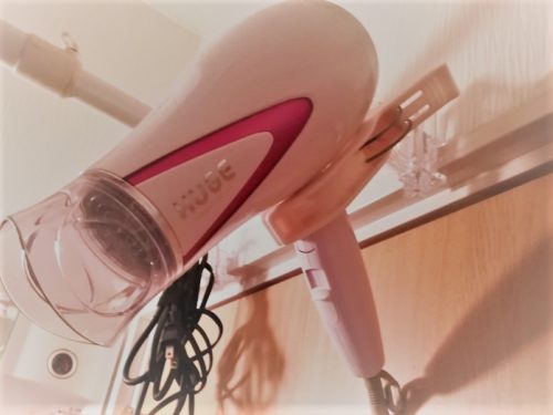 ドアの枠に固定したドライヤー