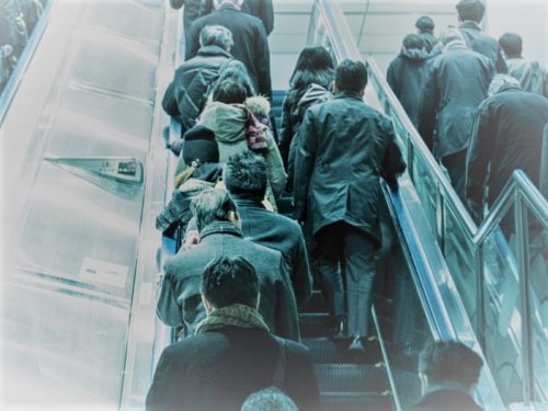 エスカレーターに並ぶ人